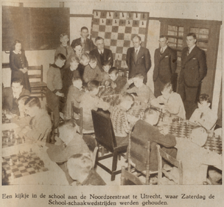 874647 Afbeelding van de deelnemers aan de schoolschaakwedstrijden in de Openbare School voor Lager Onderwijs ...